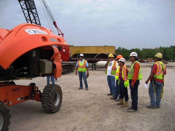 Quy định an toàn khi sử dụng xe nâng người thi công trên cao