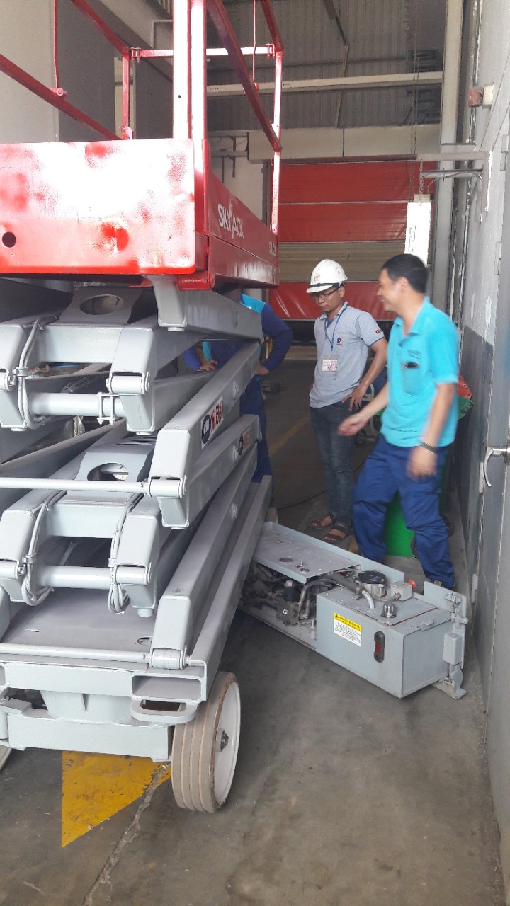 xe nâng người xe nâng người