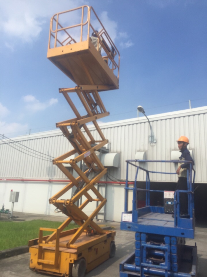 xe nâng người xe nâng người