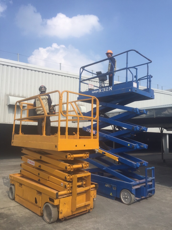 xe nâng người tự hành căt kéo xe nâng người