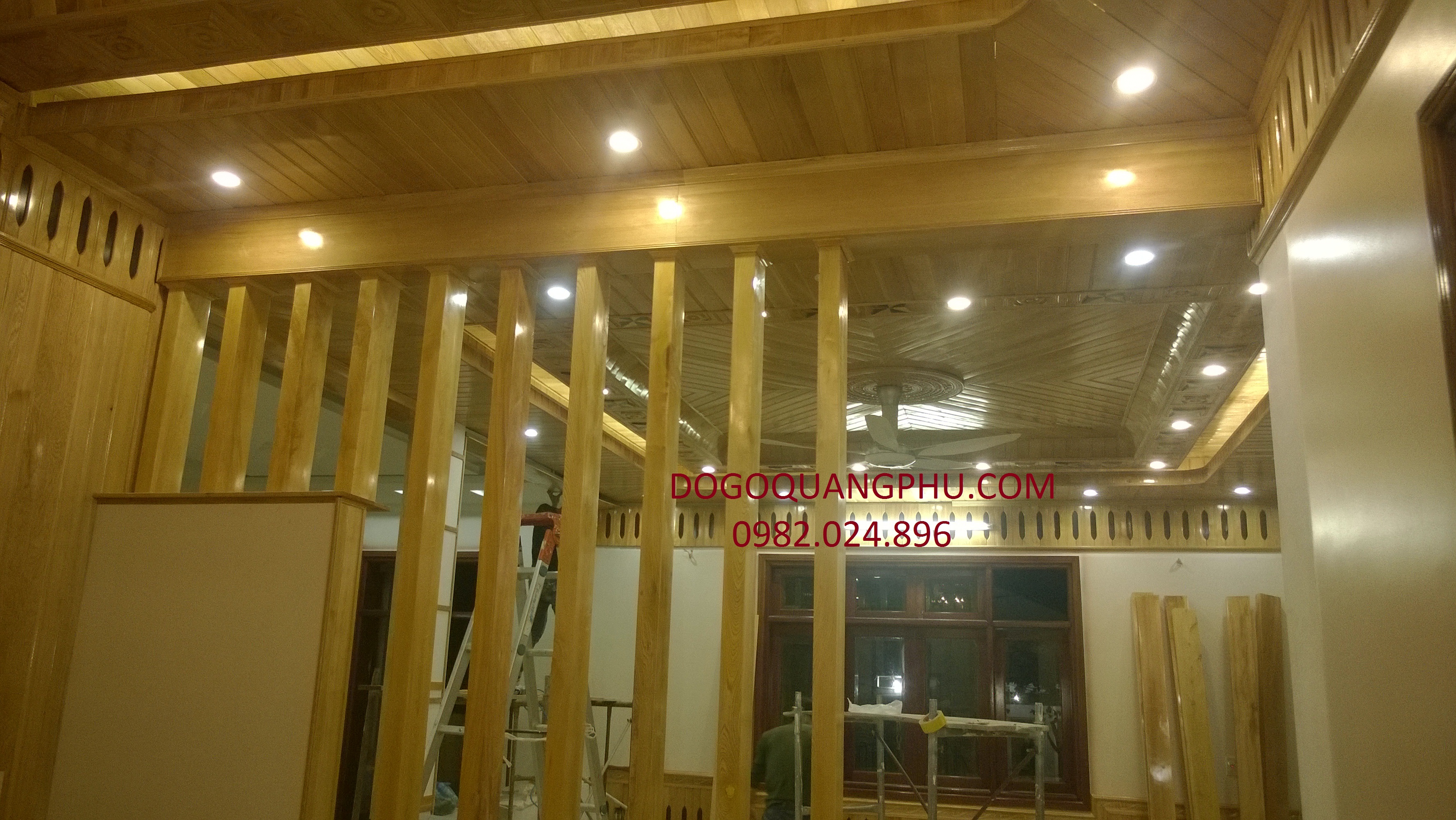 Trần gỗ phòng khách có độ bền cao giúp cho thời gian sử dụng trần được lâu và đảm bảo.