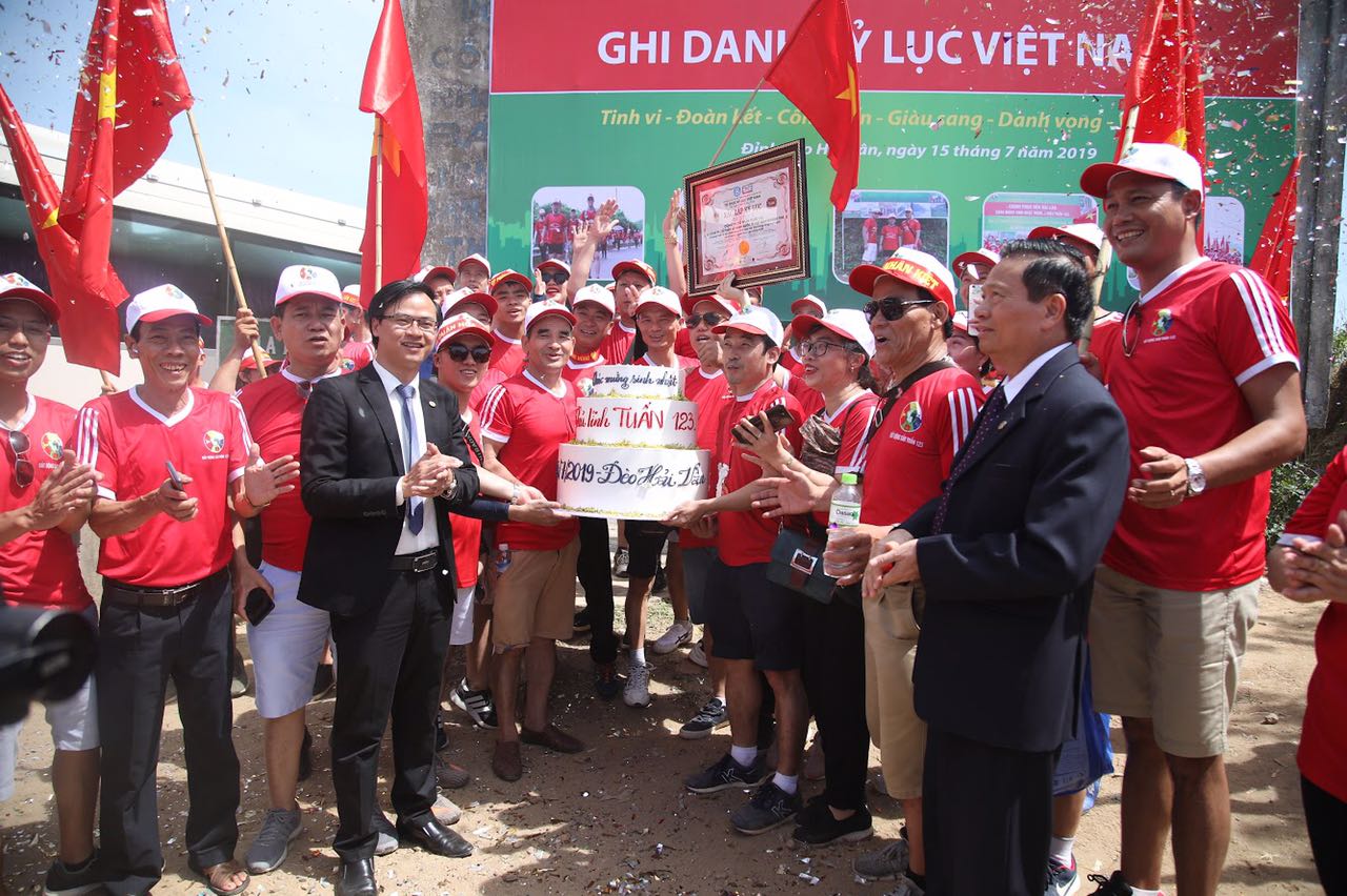 Kỷ lục Việt Nam ghi nhận Tuấn 123 đoàn người đông nhất chinh phục Hải Vân Quan