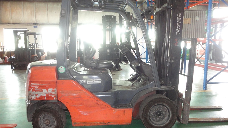 Tân trang xe nâng cũ trước khi giao cho khách hàng Tân trang xe nâng cũ trước khi giao cho khách hàng