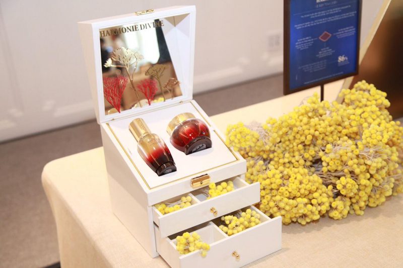 Sản phẩm Trẻ Hóa Da Quyền Năng Divine Harmony - lưu giữ làn da đẹp Sản phẩm Trẻ Hóa Da Quyền Năng Divine Harmony - lưu giữ làn da đẹp