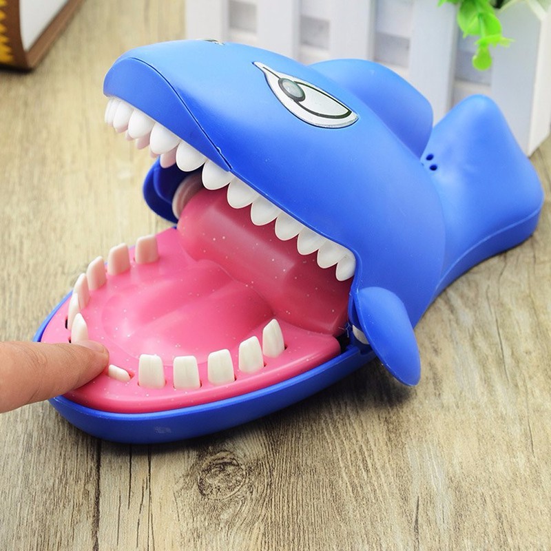 Đồ chơi khám răng cá mập