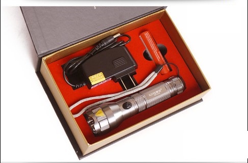 Đèn pin siêu sáng tự vệ KM-L230 Đèn pin siêu sáng tự vệ KM-L230
