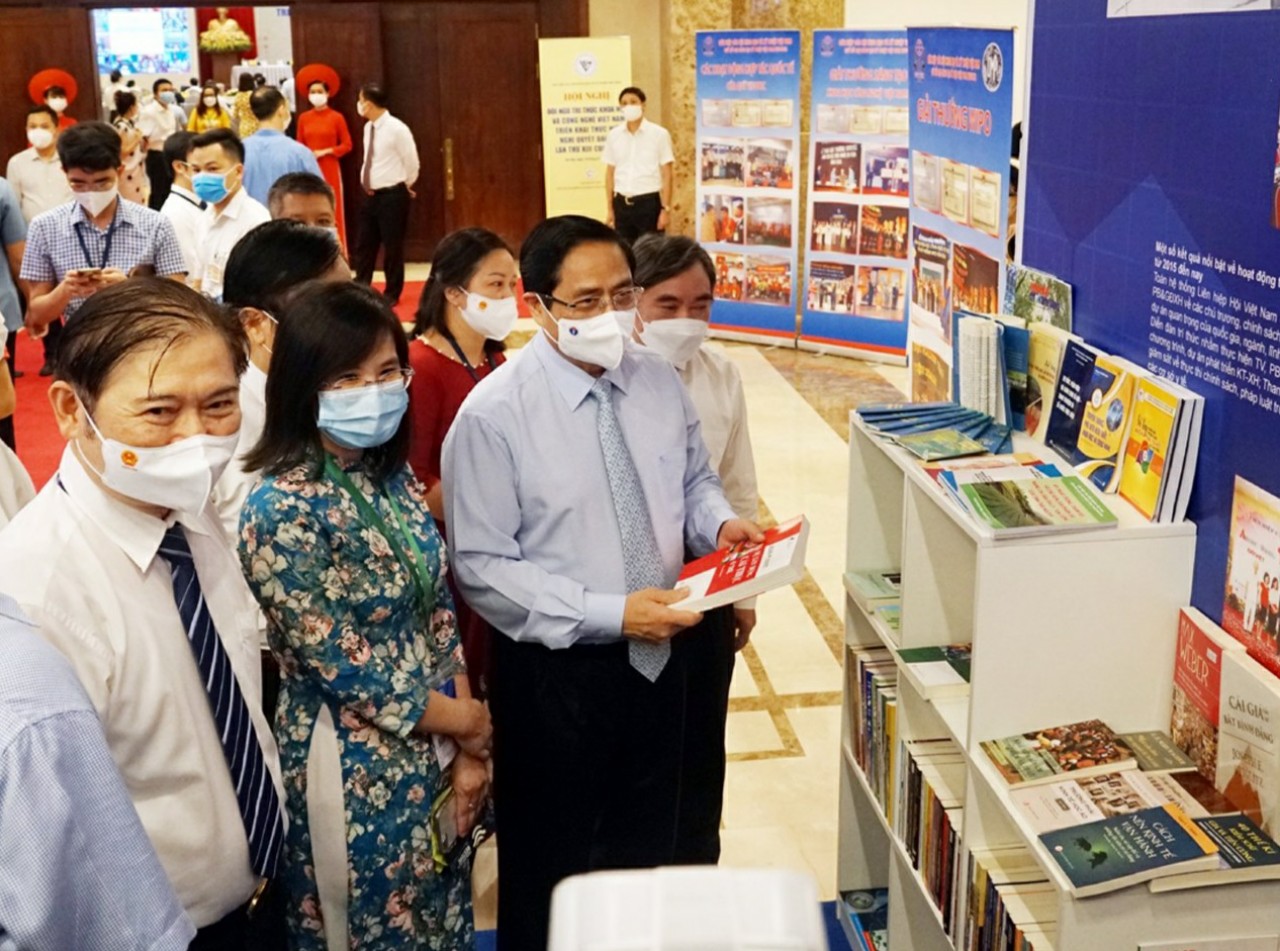 Sách Nxb Tri thức tại Hội nghị đội ngũ tri thức khoa học và công nghệ Việt Nam triển khai thực hiện Nghị quyết Đại hội lần thứ XIII của Đảng Sách Nxb Tri thức tại Hội nghị đội ngũ tri thức khoa học và công nghệ Việt Nam triển khai thực hiện Nghị quyết Đại hội lần thứ XIII của Đảng