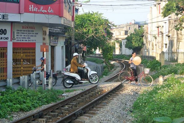 Nam Định: Cố vượt ngang đường sắt, xe hoa 12 chỗ bị tàu đâm Nam Định: Cố vượt ngang đường sắt, xe hoa 12 chỗ bị tàu đâm