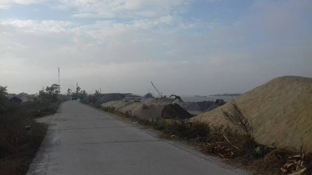 Bãi cát sỏi không phép “chèn ép” đê Hữu Hồng Bãi cát sỏi không phép “chèn ép” đê Hữu Hồng