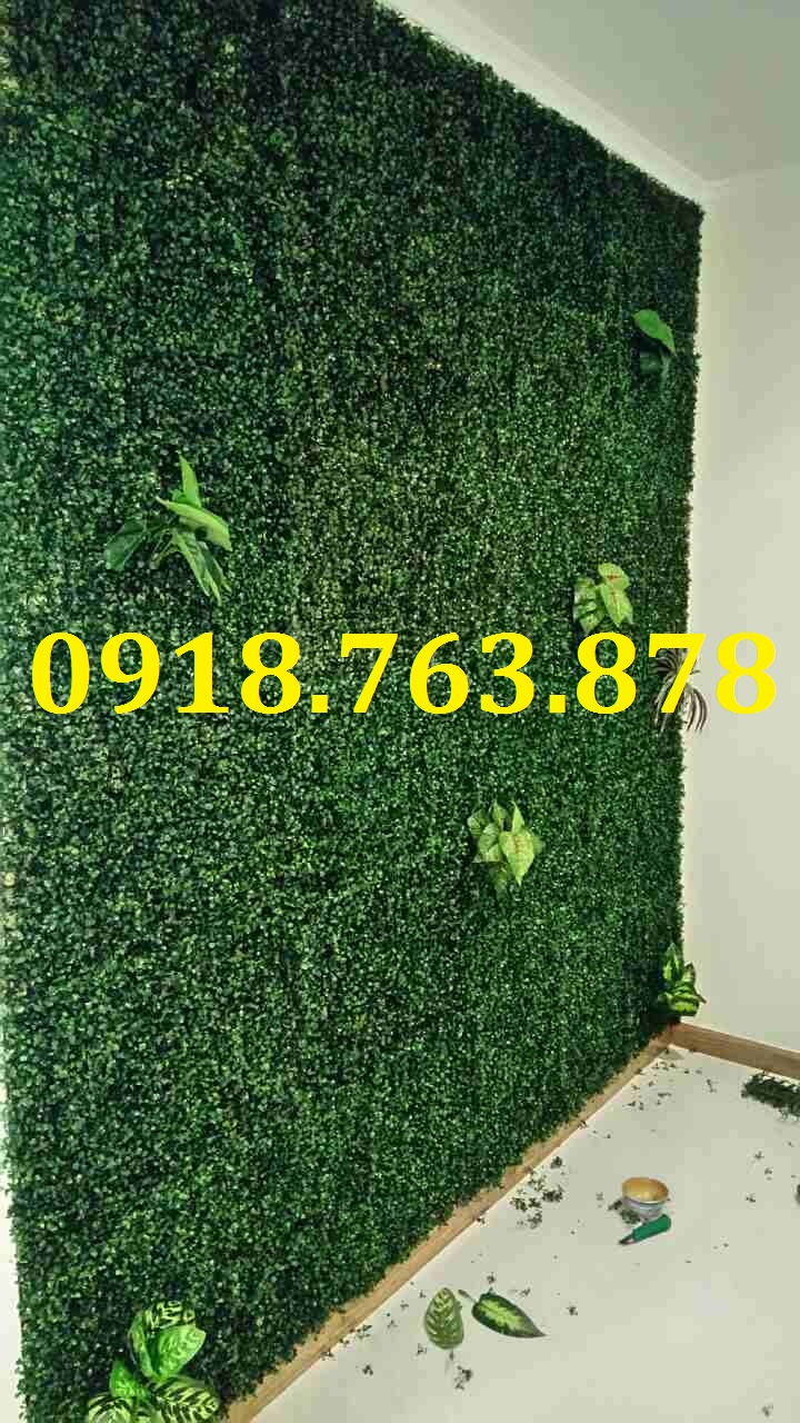 Thi công tấm cỏ xà lách xoong giả dán tường tại Vinhome Quận 2. Thi công tấm cỏ xà lách xoong giả dán tường tại Vinhome Quận 2.