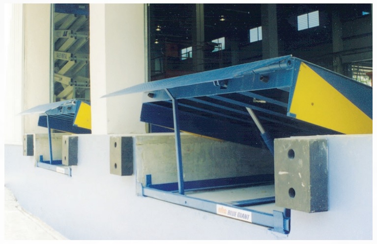 Dock leverler nhập khẩu Cầu nâng - Dock leverler giúp giảm sức lao động nâng cao năng suất