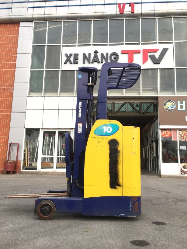 Xe nâng cũ Komatsu FB10RC-11, tải trọng 1 tấn,nâng cao 3.5m,sản xuất năm 2001 mặt bên Xe nâng cũ Komatsu FB10RC-11, tải trọng 1 tấn,nâng cao 3.5m,sản xuất năm 2001