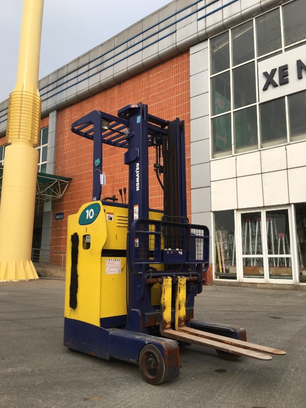 Xe nâng cũ Komatsu FB10RC-11, tải trọng 1 tấn,nâng cao 3.5m,sản xuất năm 2001 mặt trước Xe nâng cũ Komatsu FB10RC-11, tải trọng 1 tấn,nâng cao 3.5m,sản xuất năm 2001