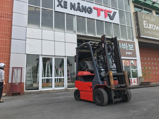 Ưu điểm của dòng xe nâng điện so với xe nâng dầu/ xăng/ gas Ưu điểm của dòng xe nâng điện so với xe nâng dầu/ xăng/ gas