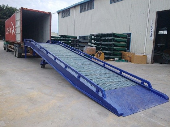 Cầu dẫn lên container Cầu dẫn lên container