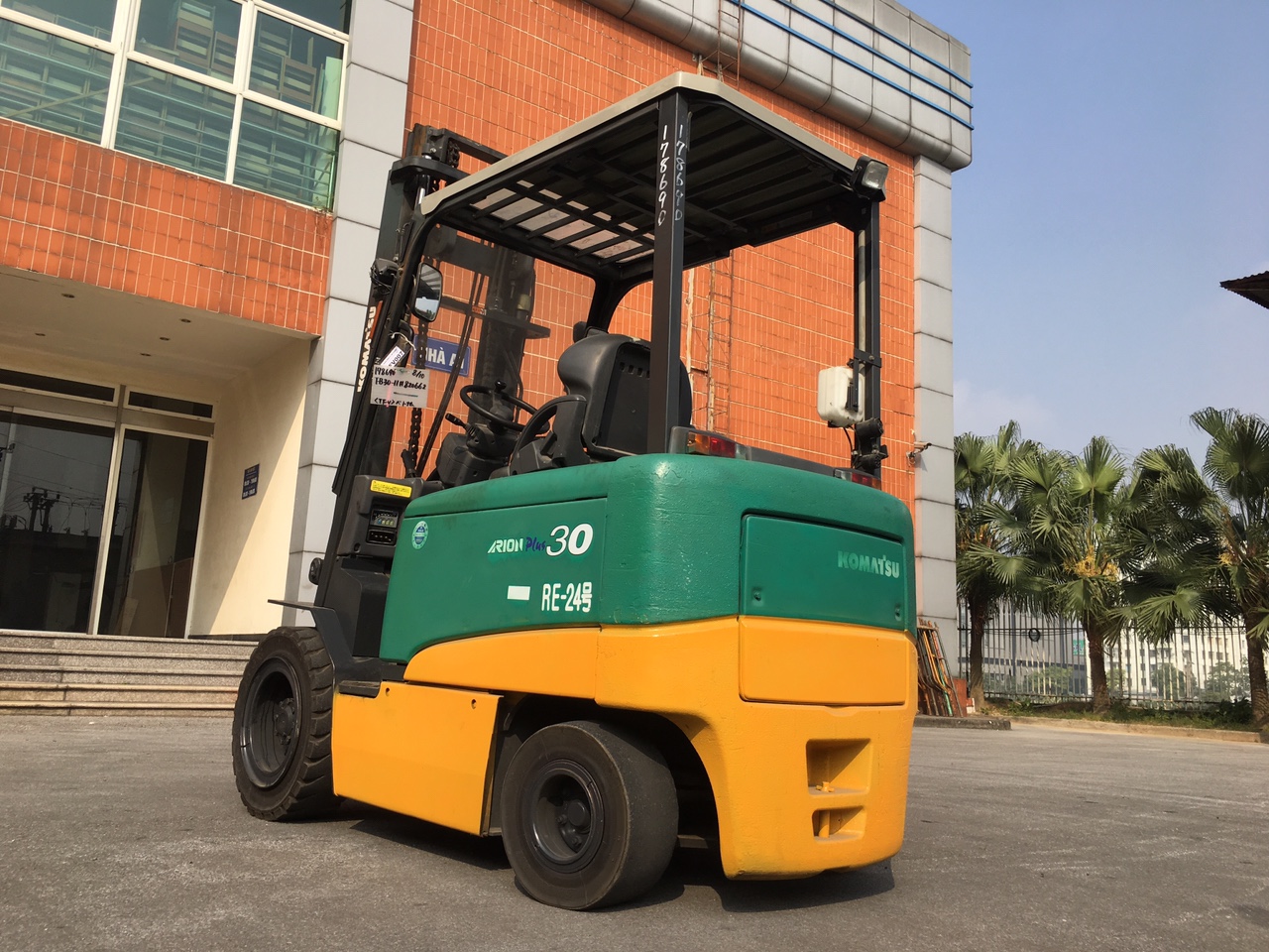 Xe nâng cũ cung cấp bởi TFV Industries Xe nâng cũ cung cấp bởi TFV Industries