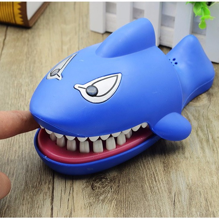Đồ chơi khám răng cá mập 