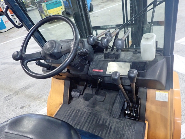 xe- nang-toyota-7FD30 xe- nang-toyota-7FD30